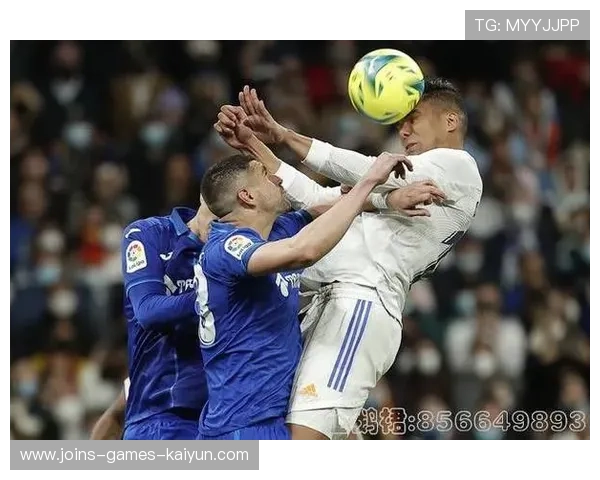 皇马通过中场三人与边路协作持续压制对手,节奏占优