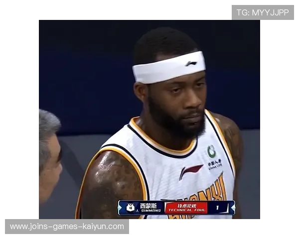 西蒙斯防守压制,队伍在关键段稳住局面 西蒙斯防守压制,队伍在关键段稳住局面