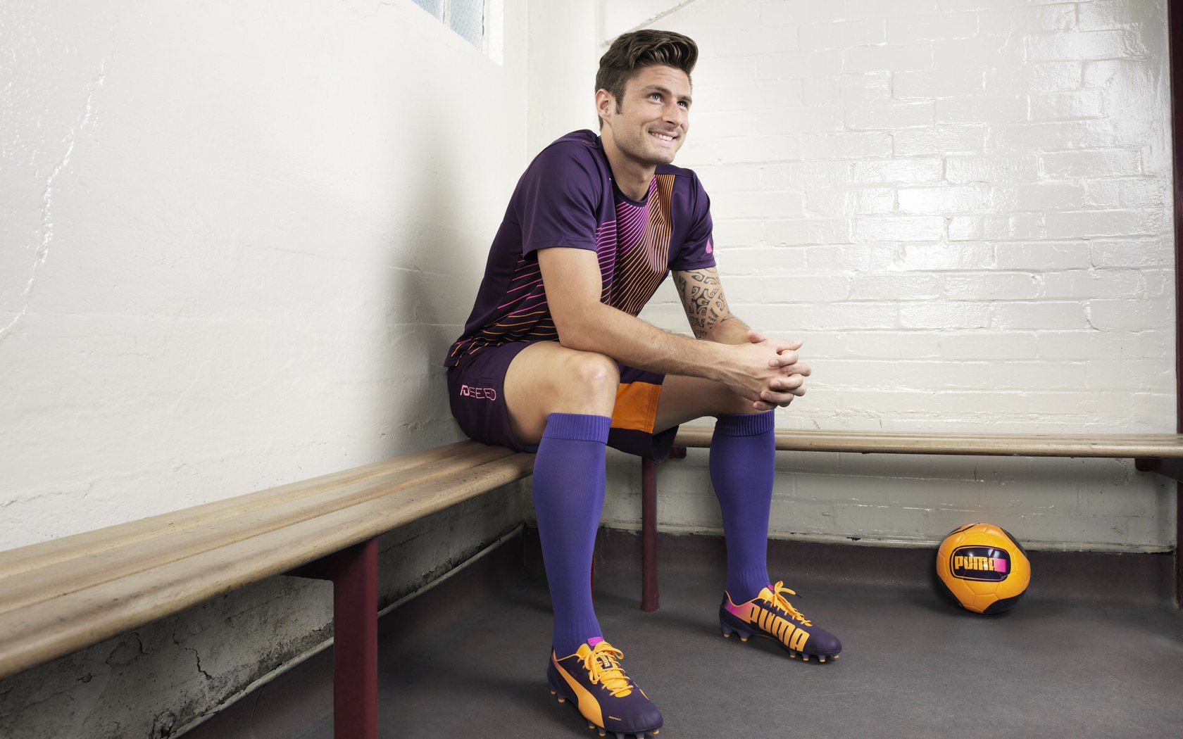 山地越野挑战赛穿越原始森林 高温潮湿考验极限